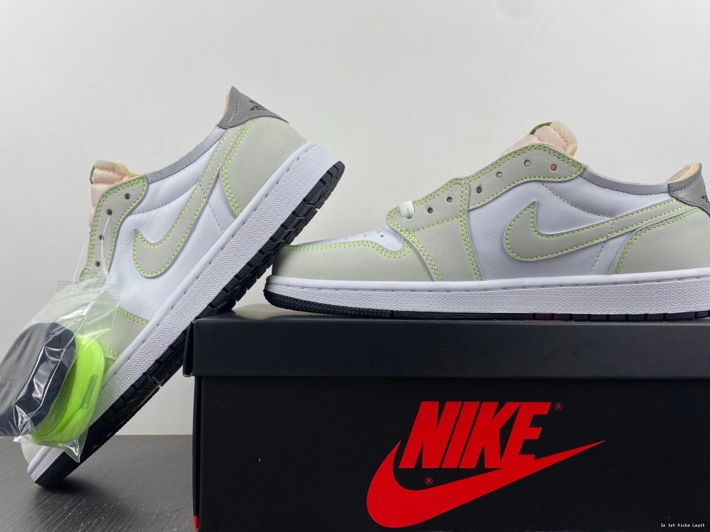  DM7837-103 Retro 1 Low Jordan Green Black White Ghost 1126